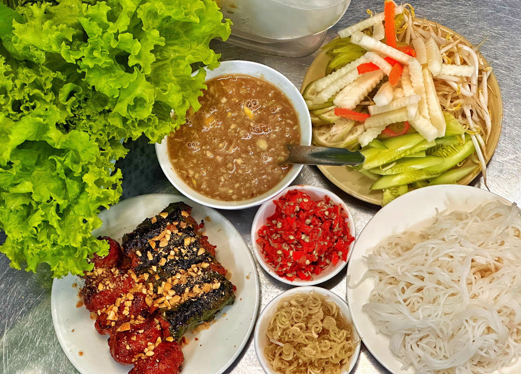 Bò lá lốt 'đường tàu' 80.000 đồng/phần ở TP.HCM: Dù trong hẻm nhưng 3 mẹ  con bán luôn đông khách