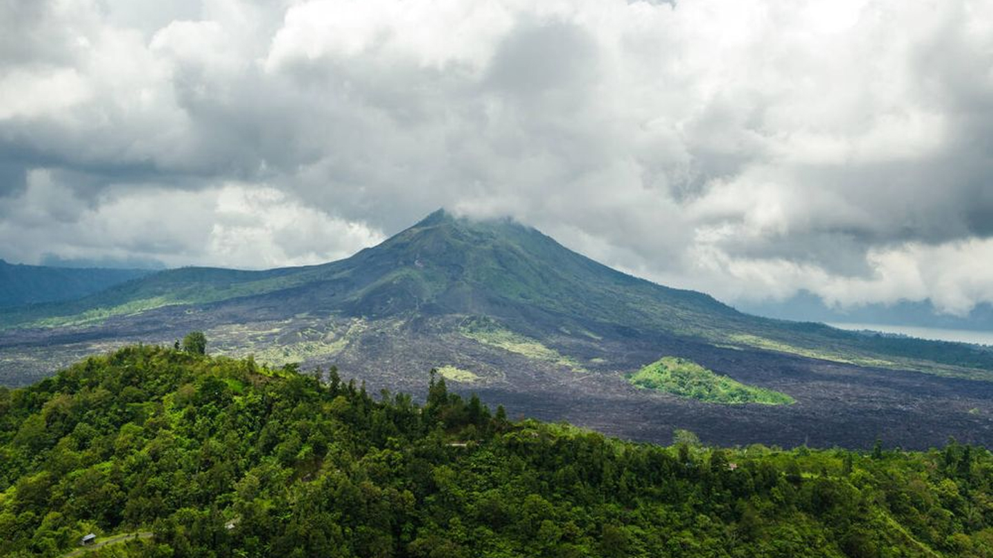La caldera di Kintamani con il Monte Batur