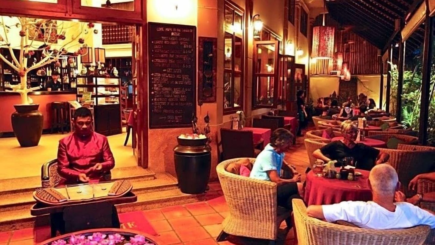Potete godervi l'atmosfera al bar dell'hotel insieme ad altri turisti nella sera