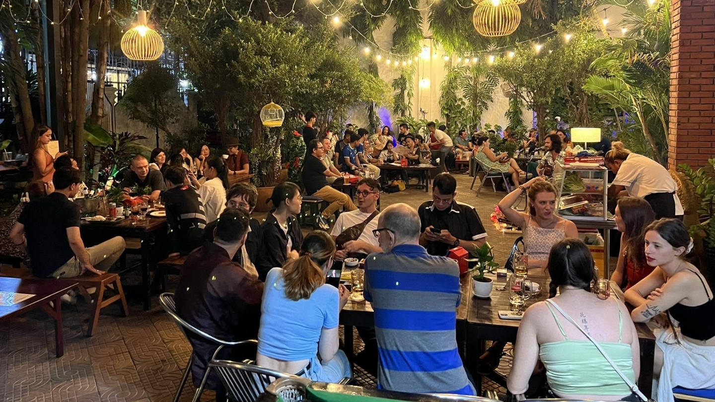 Una serata vivace al bar all'aperto dell'hotel, il luogo perfetto per socializzare e incontrare altri viaggiatori 