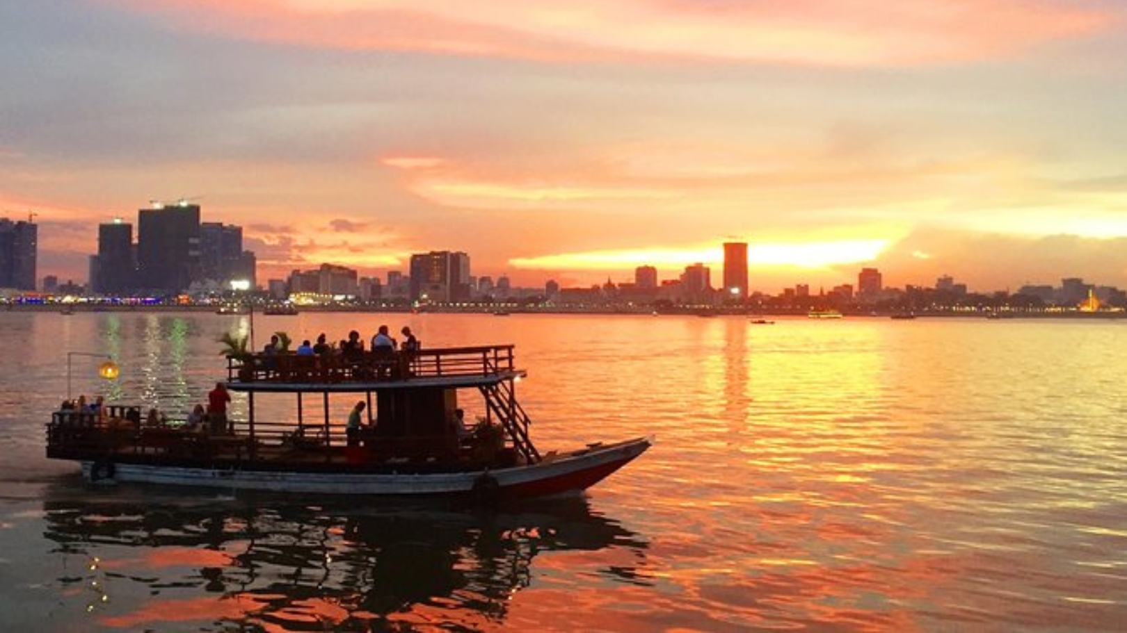 Esperienza romantica e rilassante con crociera sul Mekong al tramonto.