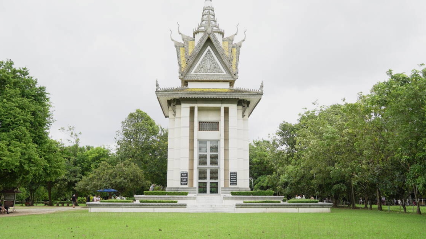 Killing Fields di Choeung Ek con atmosfera silenziosa e riflessiva.
