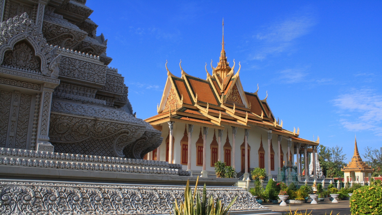 Wat Ounalom è il centro spirituale importante.