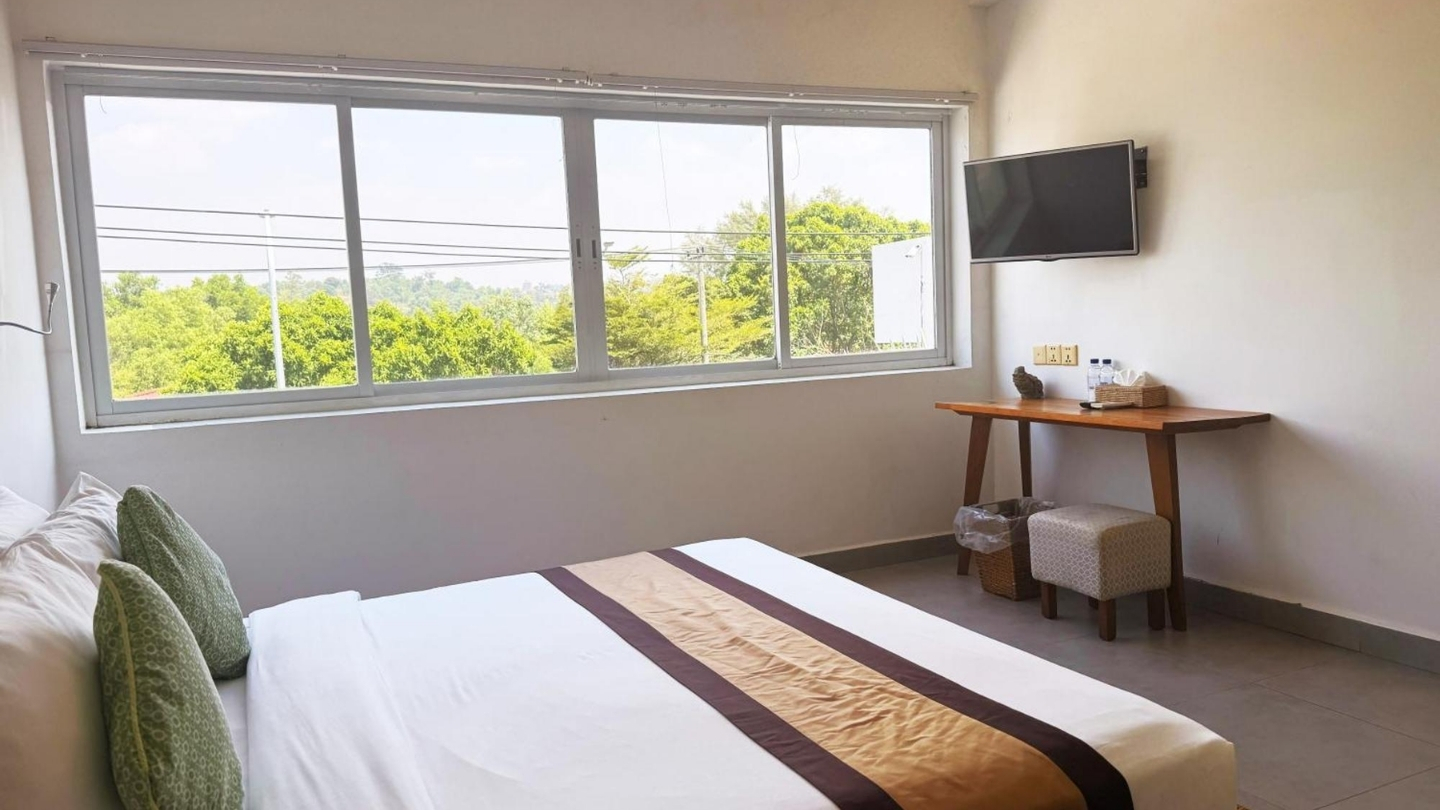 Una vista immersa nella natura dalla finestra della camera da letto 