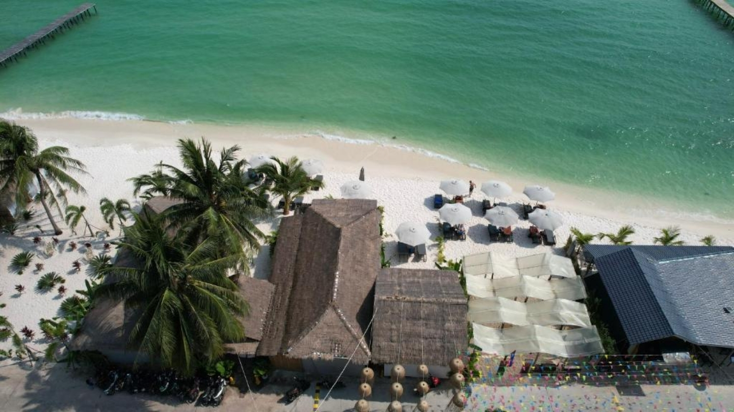 La spiaggia di fronte all’hotel 