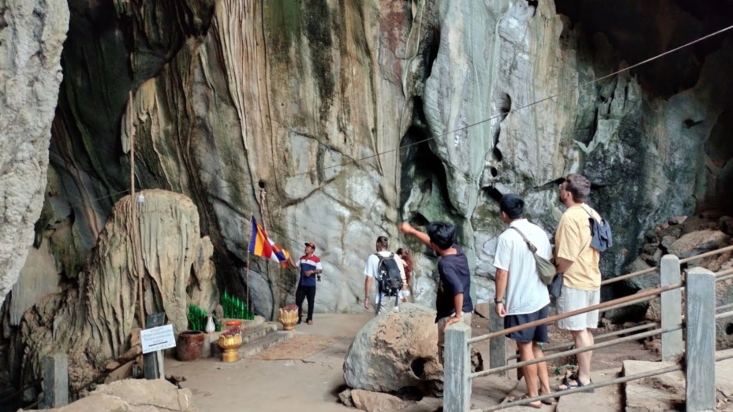 Esplorare il tempio nella grotta di Phnom Chhngok durante un itinerario di 21 giorni in Cambogia