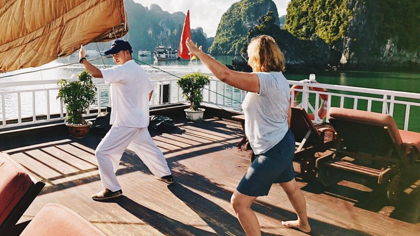 Tai Chi durante una crociera nella baia di Ha Long al mattino