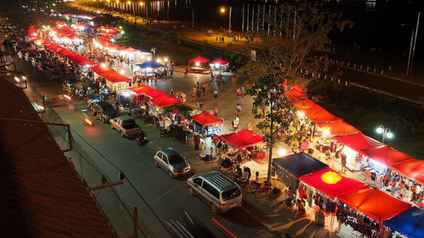 Non dimenticate di esplorare il mercato notturno di Vientiane