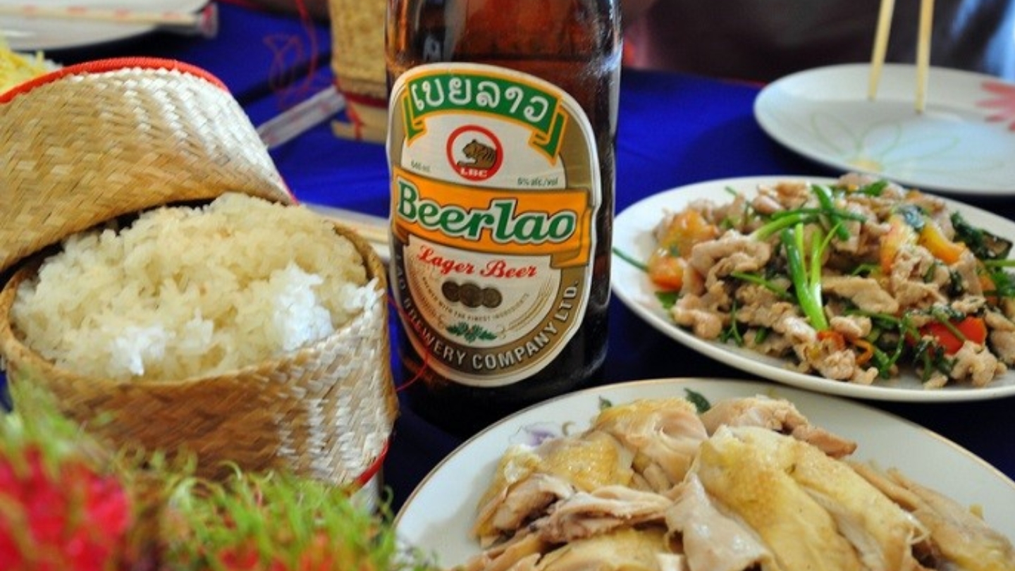 Birra laotiana, una specialità da provare durante un tour dello street food a Vientiane