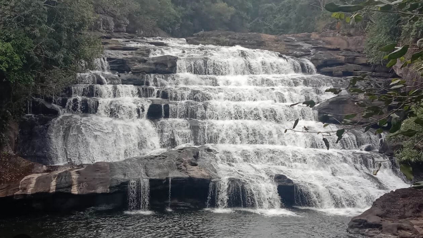 Cascate naturali immerse nella foresta verde del Laos.