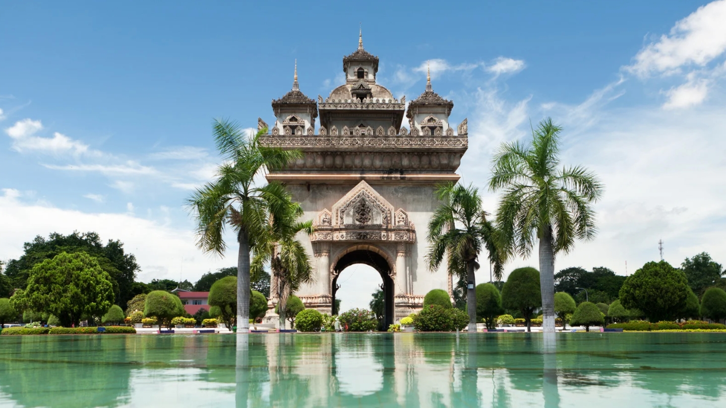 Iconico monumento nel cuore tranquillo della capitale laotiana.
