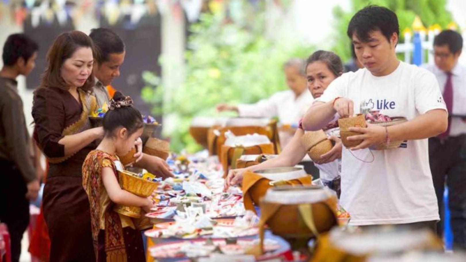 I laotiani visitano il tempio durante il festival di Boun Ho Khao Padabdin