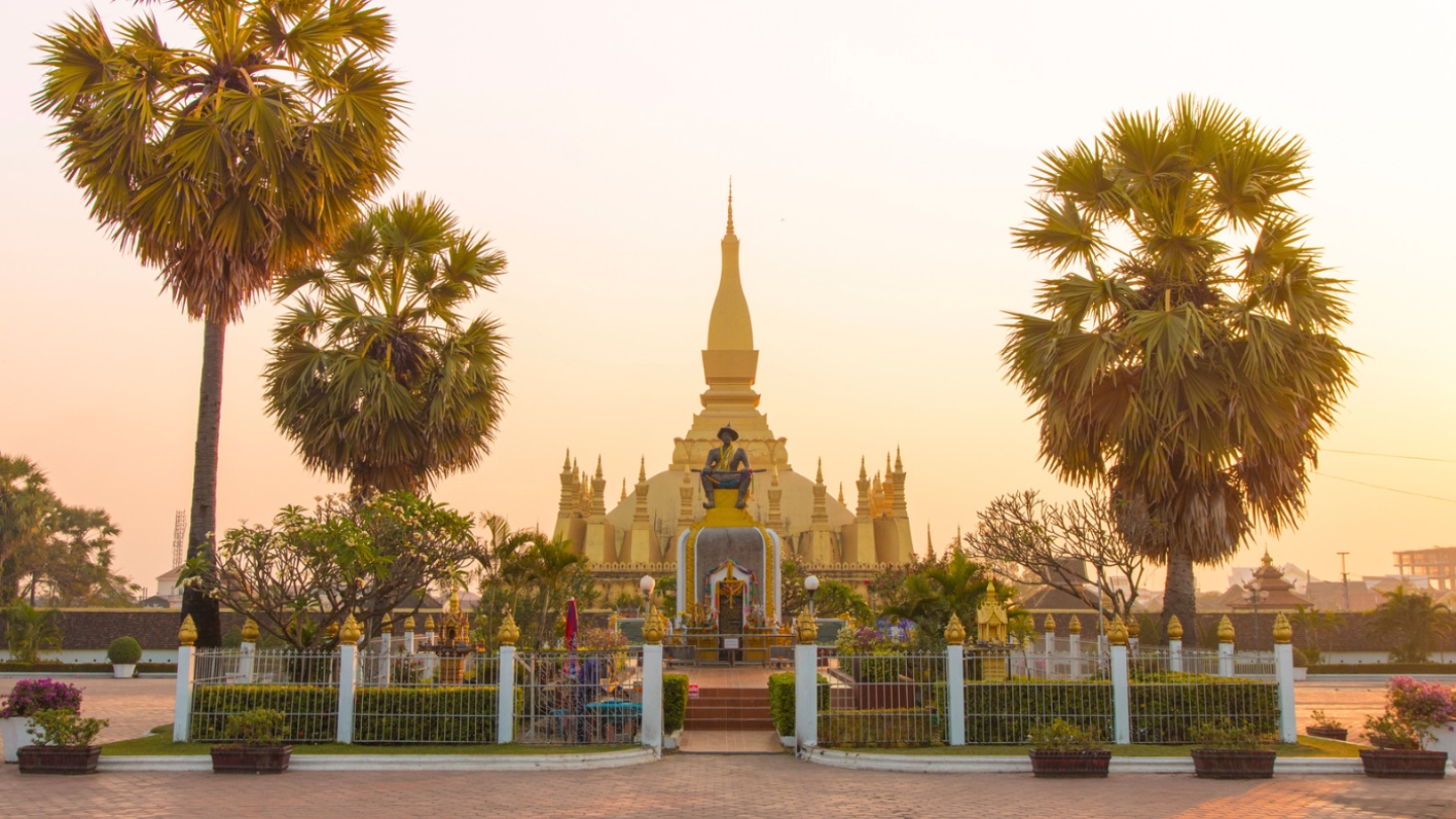 Tempio dorato che riflette la spiritualità del Laos.
