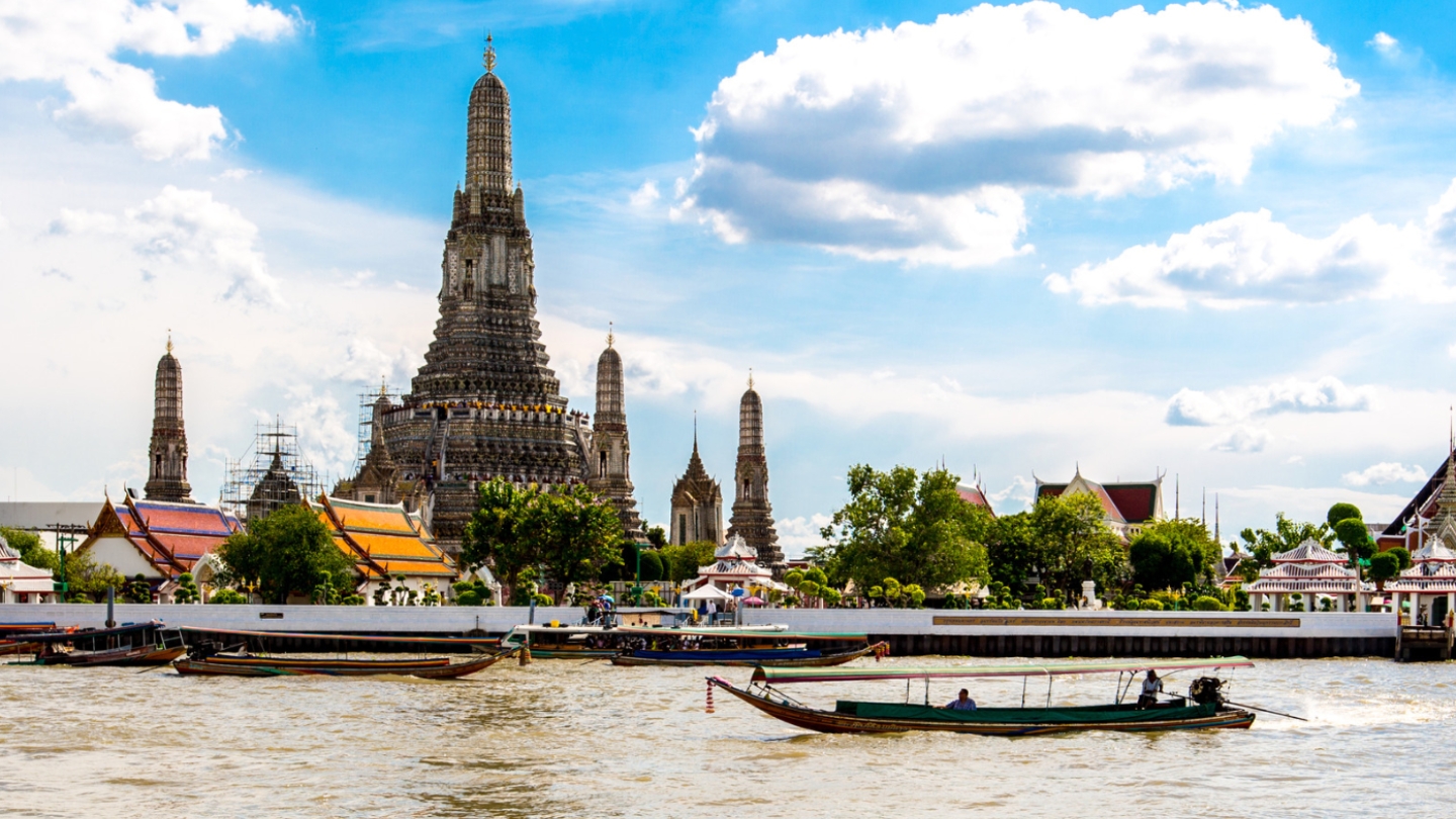 Wat Arun sul fiume Chao Phraya a Bangkok.