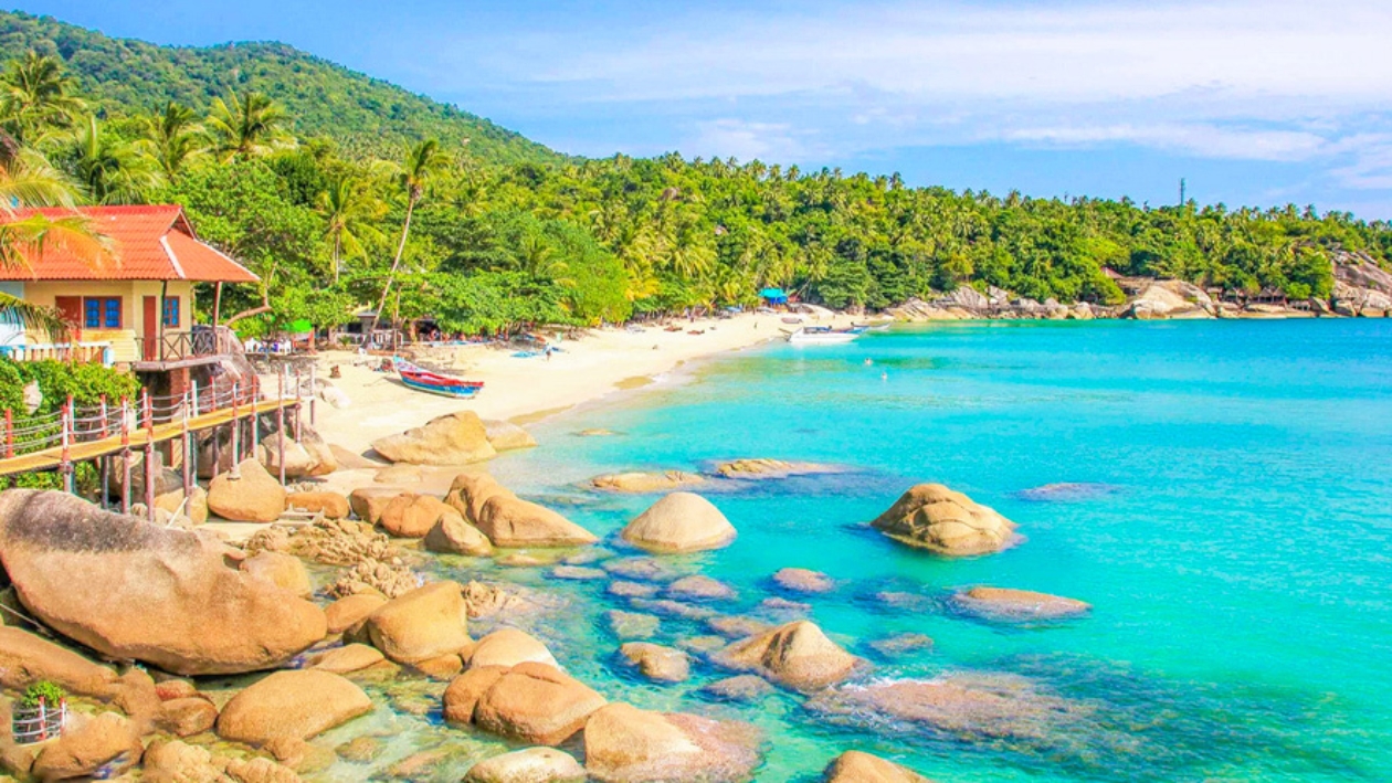 Acque cristalline e rocce sulla costa di Phangan.
