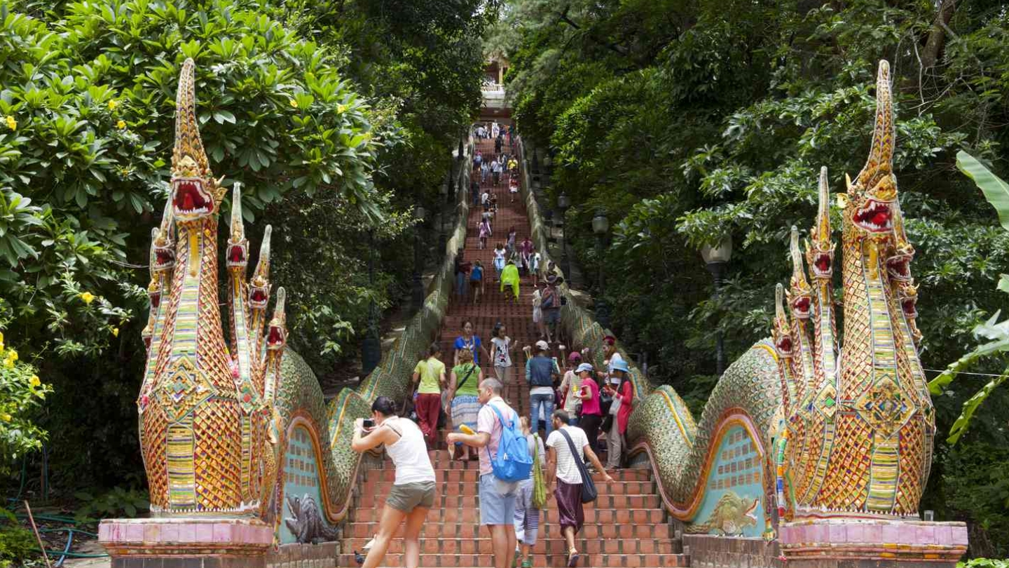 Visitate il sacro Wat Phra That Doi Suthep