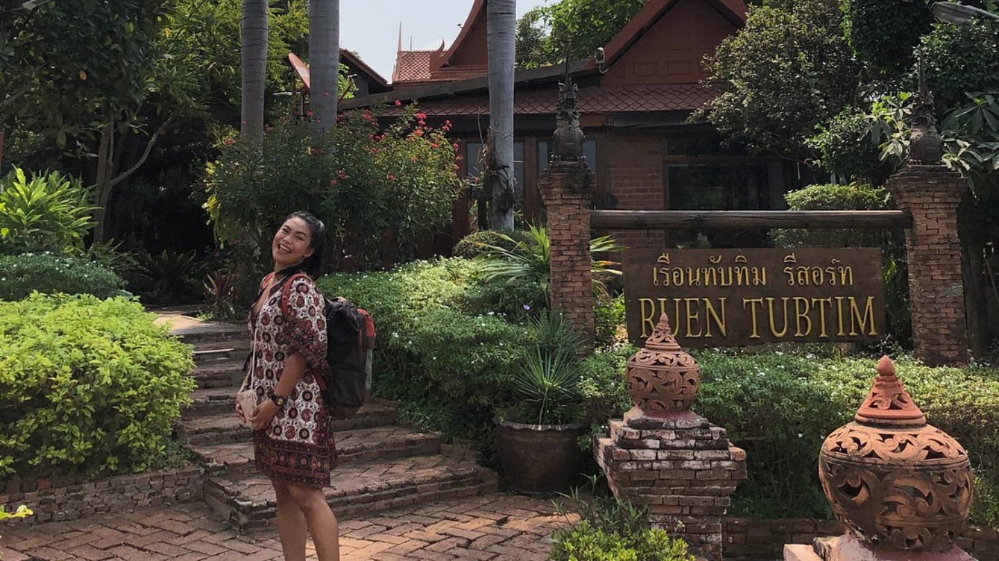 Sorriso radioso di una turista al Ruen Tubtim resort