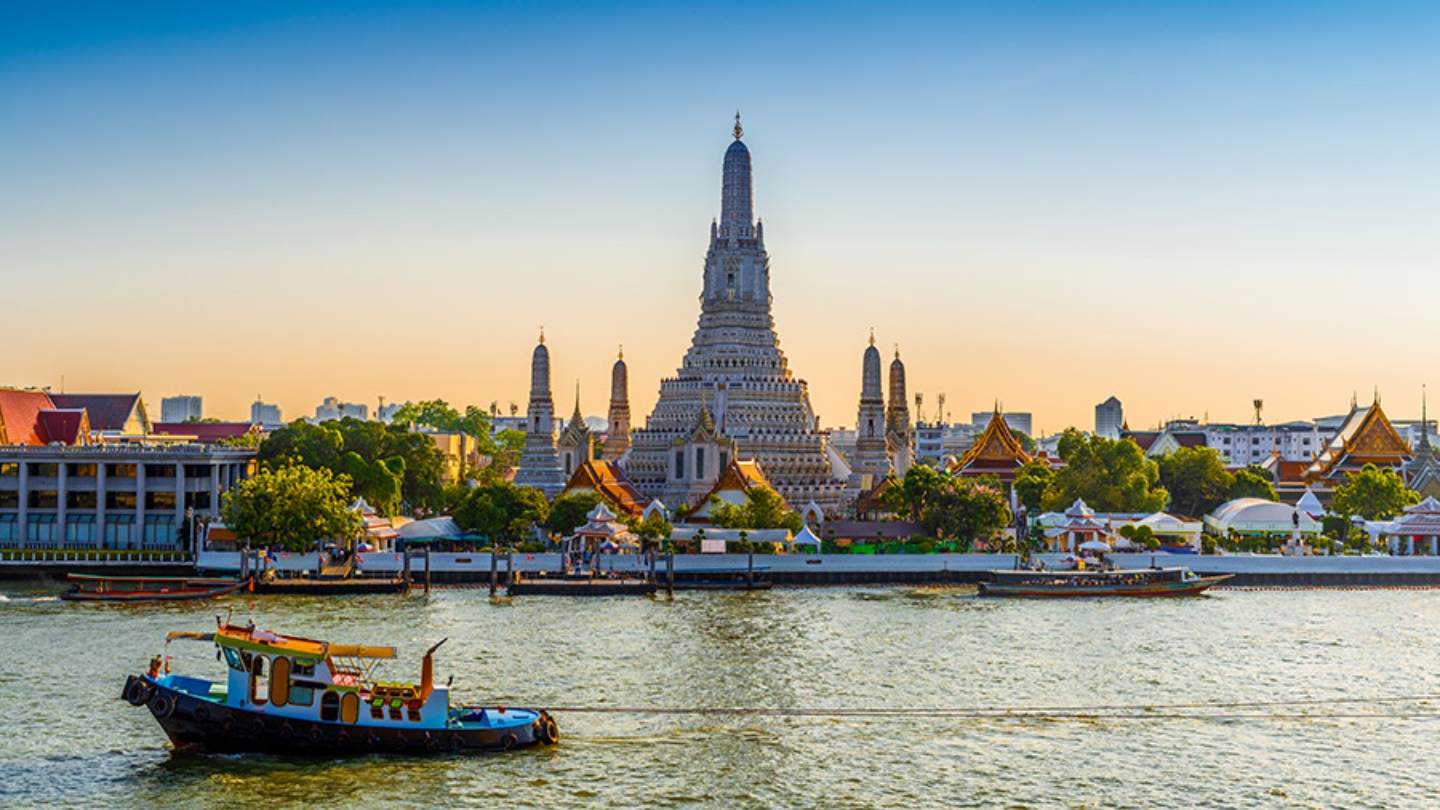 Ammira la bellezza di Phra Prang Wat Arun