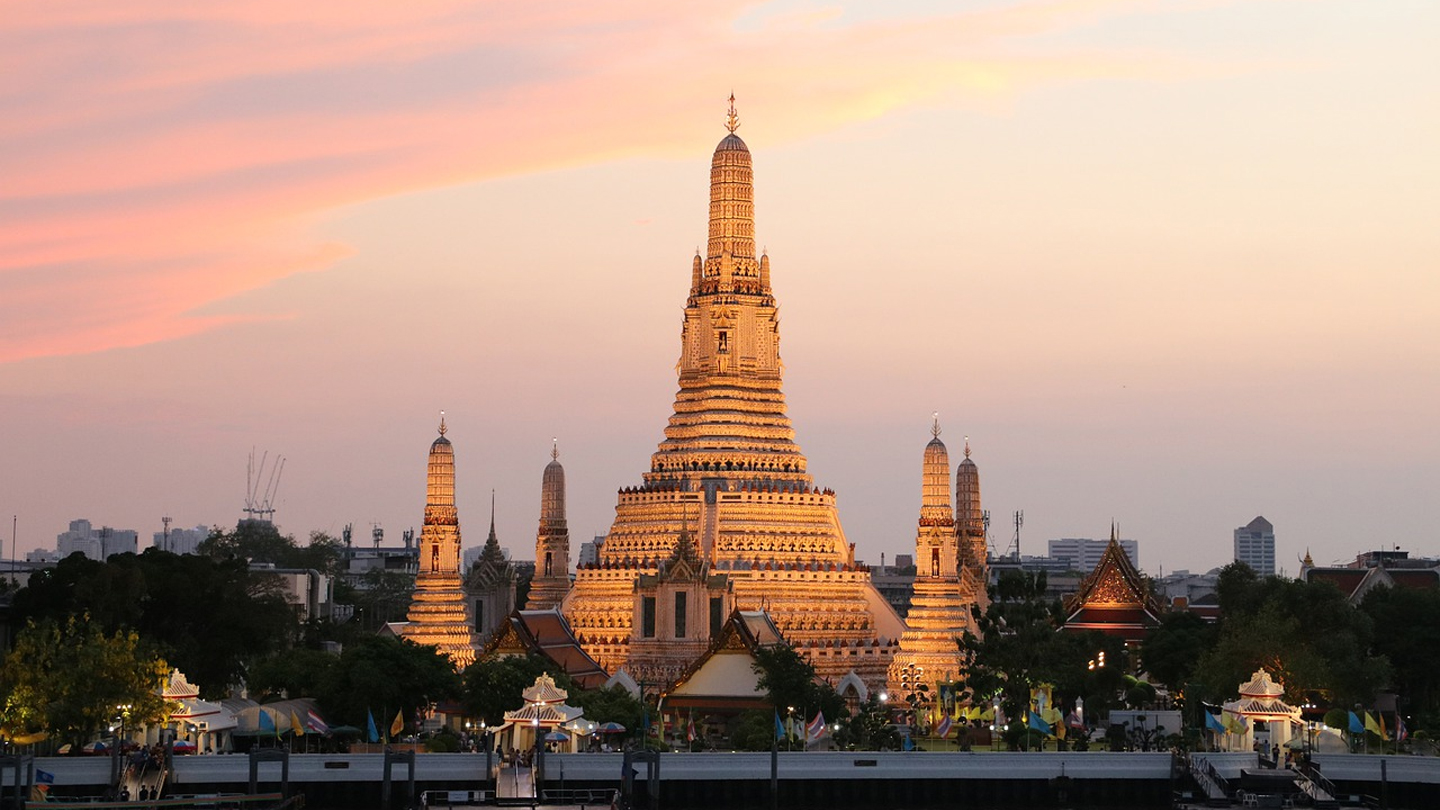 Vista del tramonto al Wat Arun