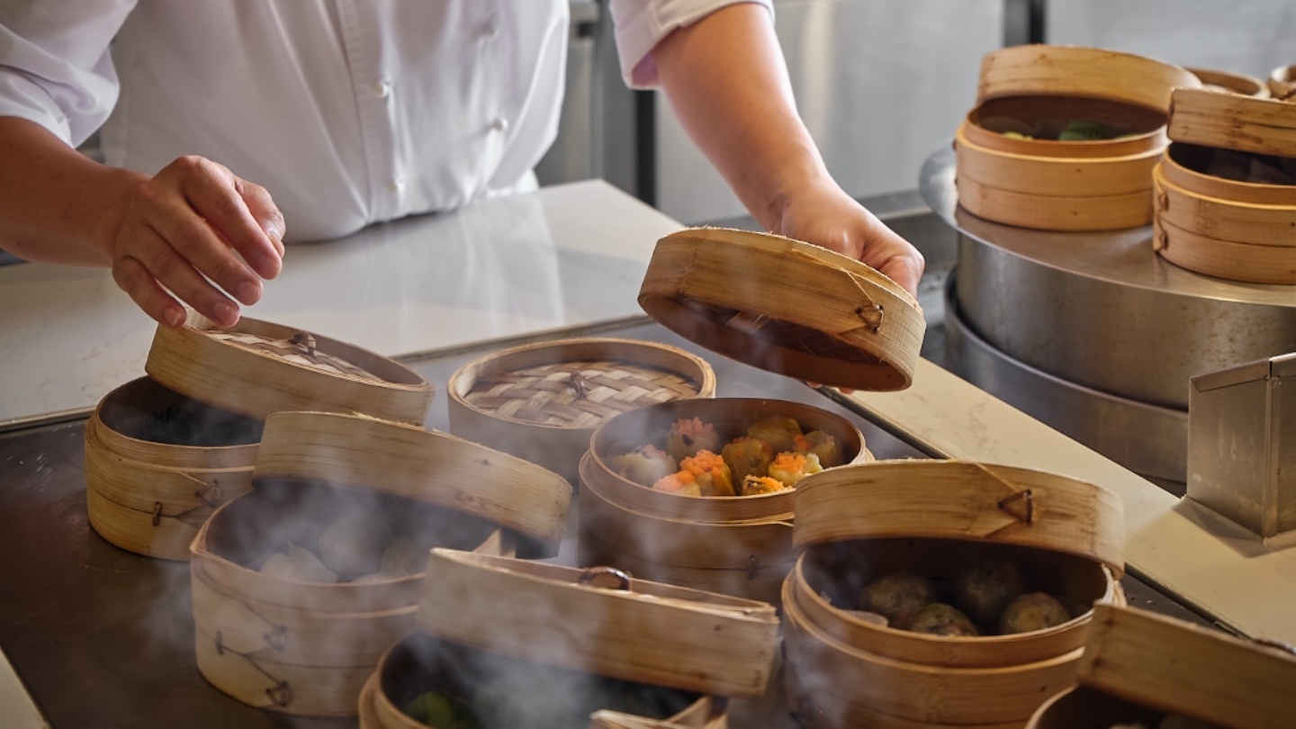 Gusta i piatti raffinati preparati con cura da chef professionisti