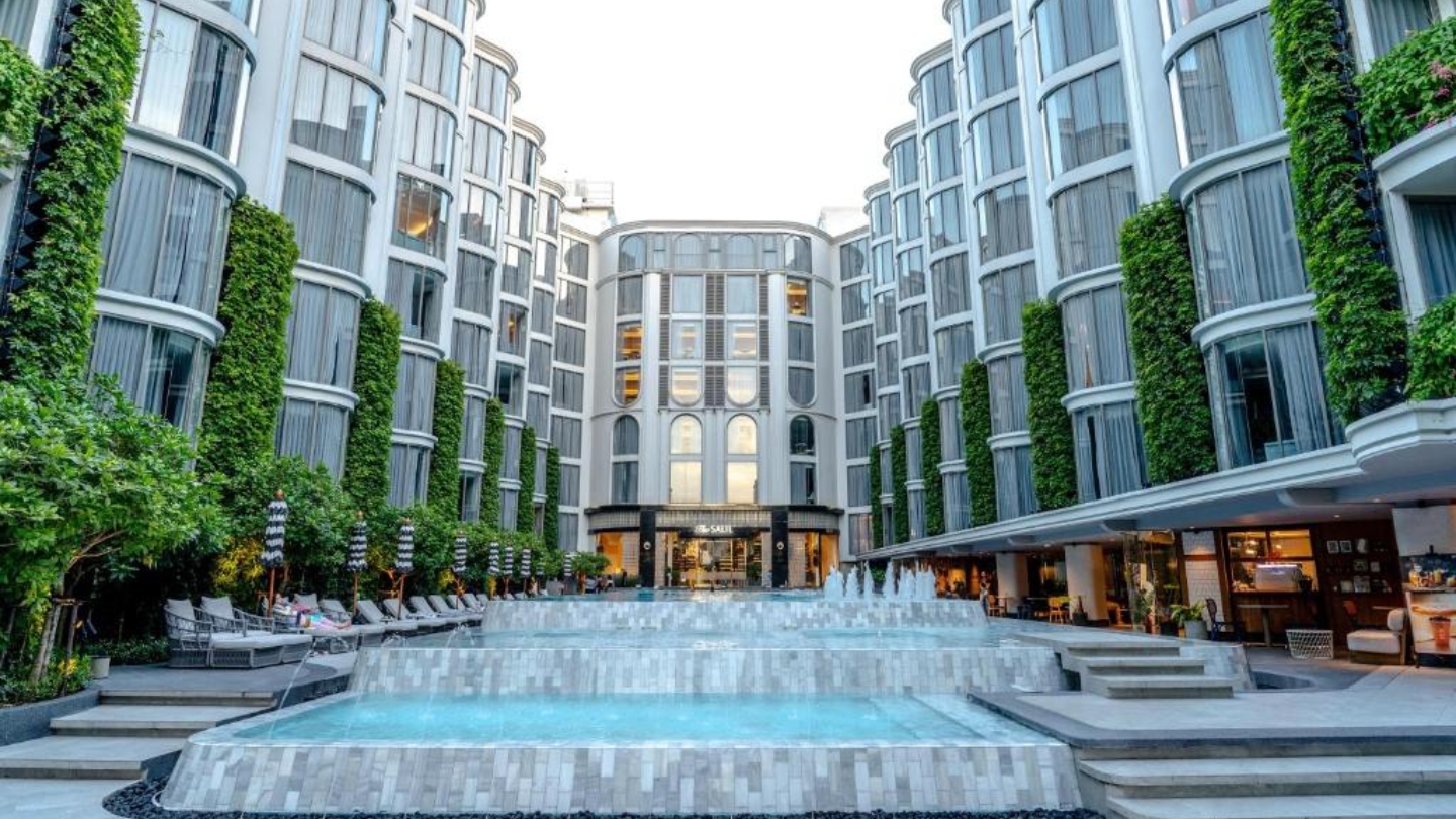 L'elegante spazio circostante dell'hotel dall'architettura contemporanea