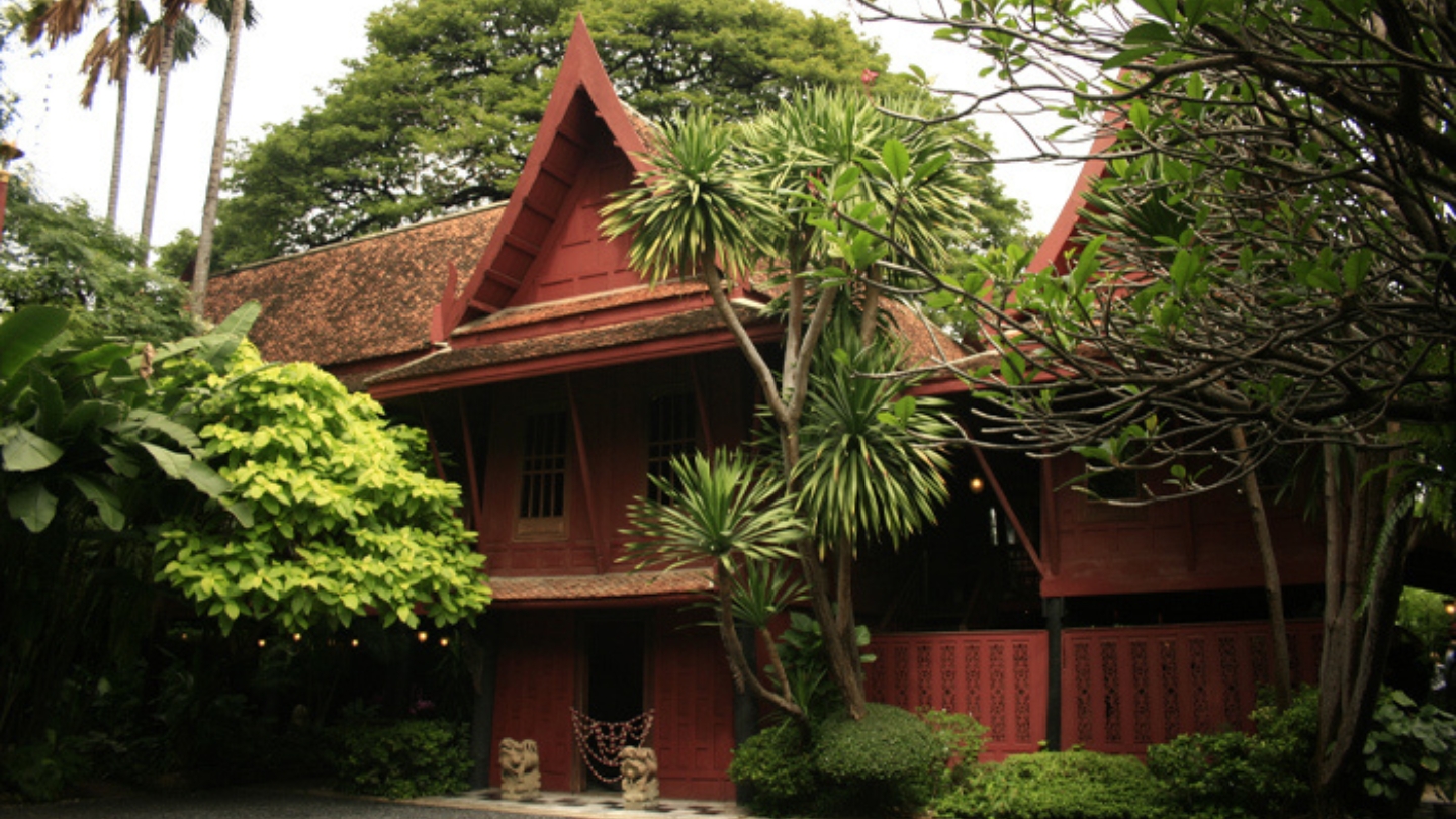 Casa tradizionale di Jim Thompson tra giardini tropicali.