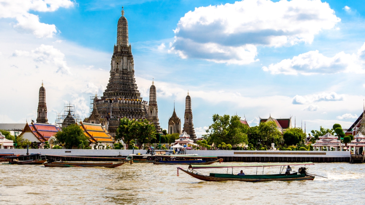 Vista sul fiume Chao Phraya al tramonto.