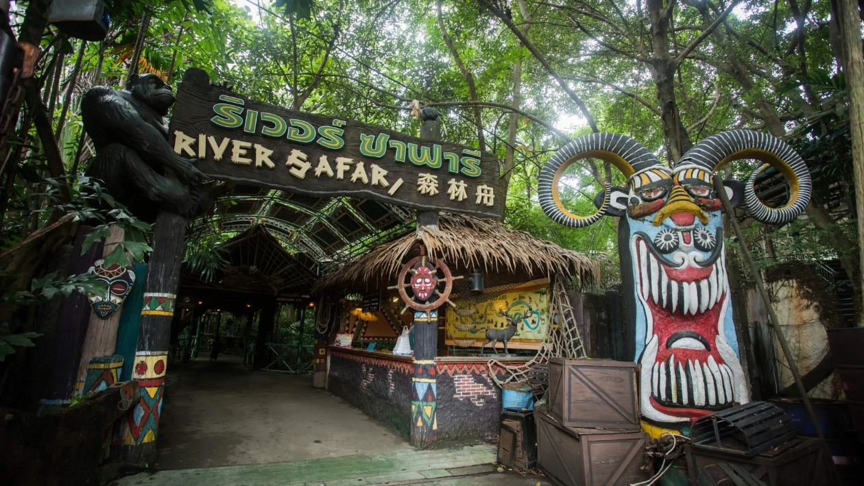 Safari World Bangkok con animali esotici in libertà.