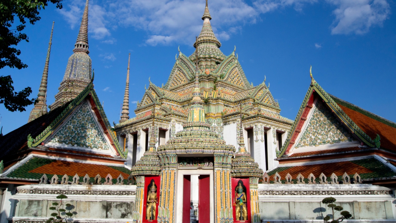 Tempio Wat Pho con Buddha sdraiato dorato.