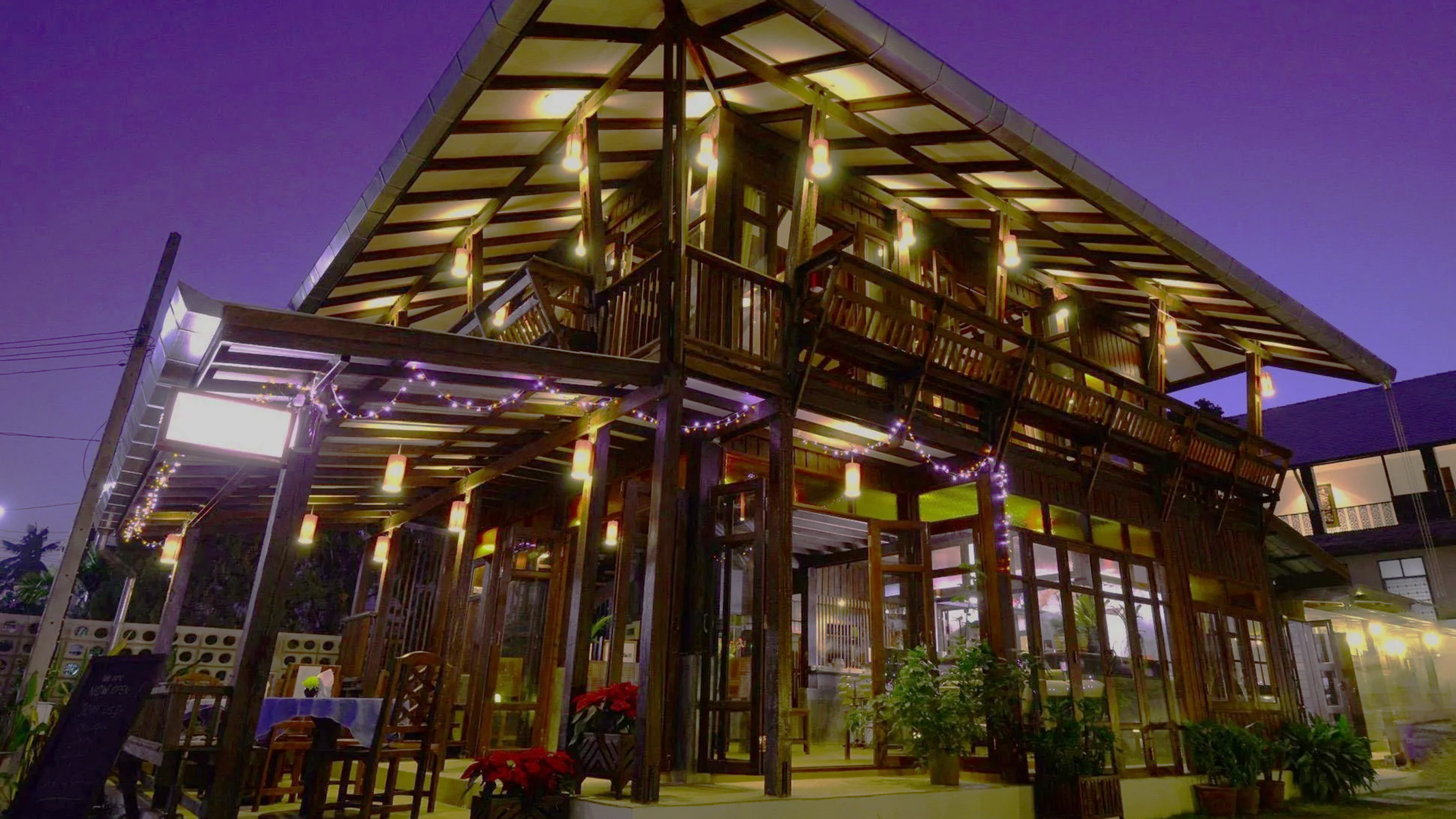 Dash! Teak House - Classici thailandesi in una tradizionale casa di legno