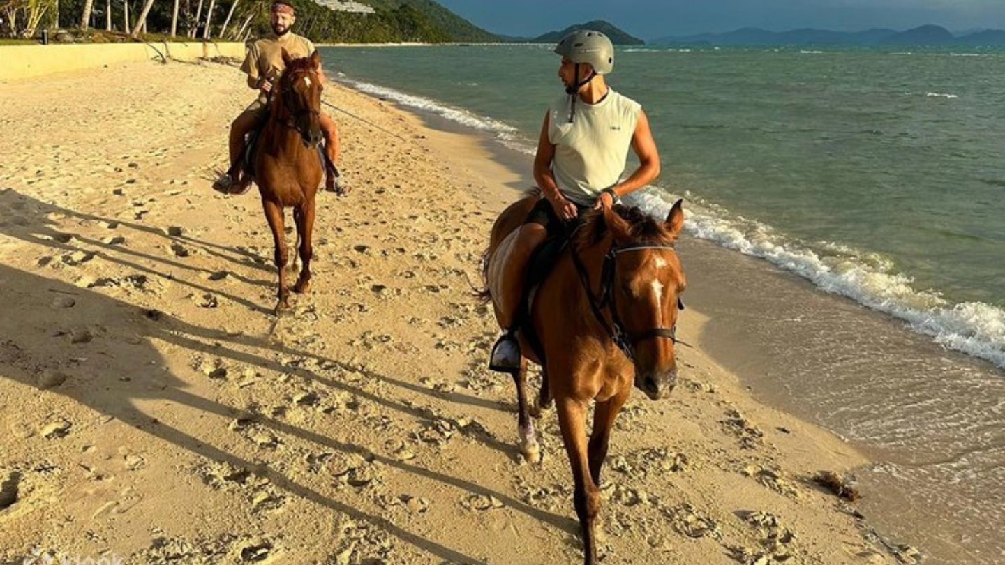 L'esperienza di andare a cavallo sotto il caldo sole per i turisti