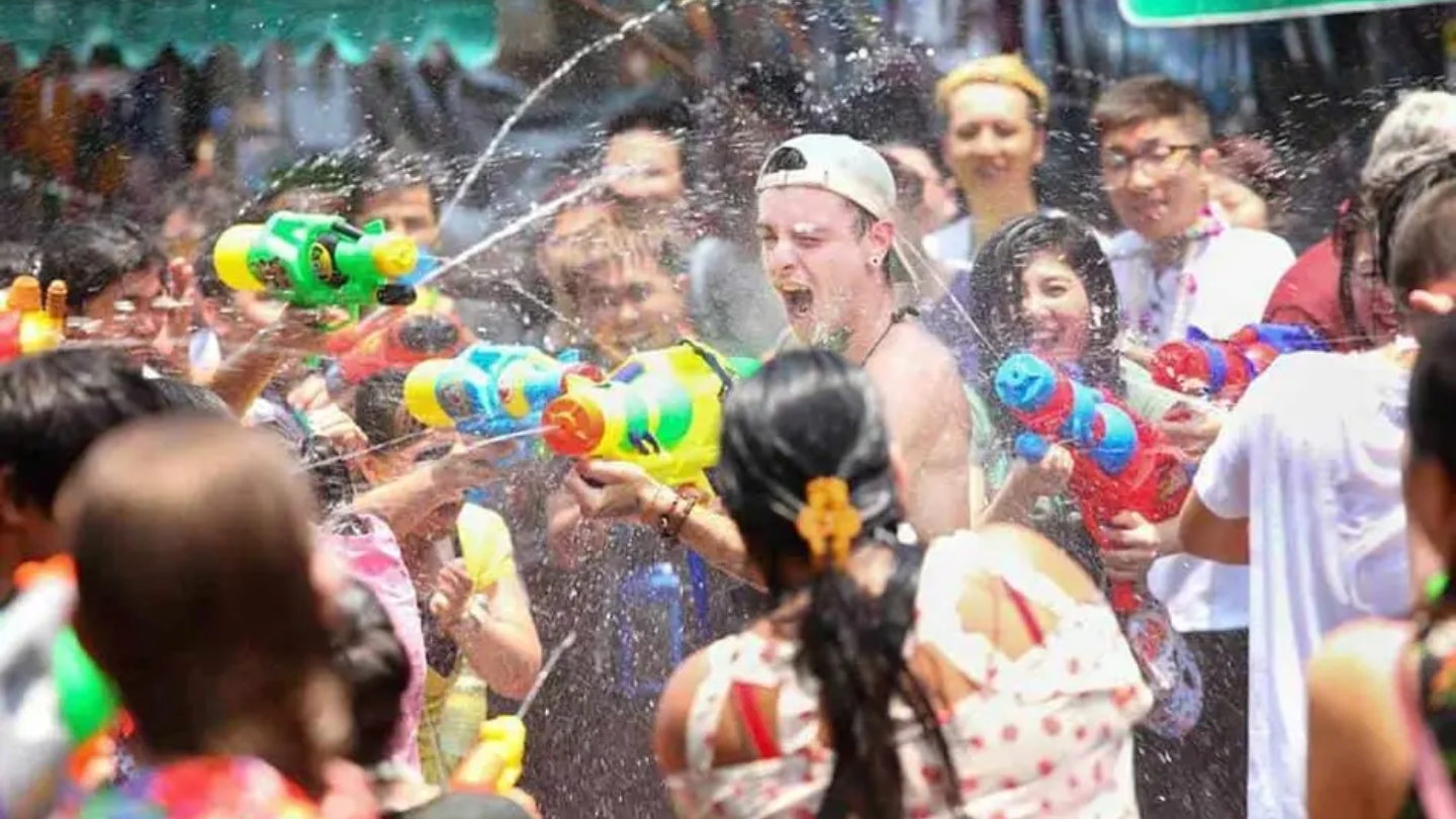 Non perderti il ​​famoso Festival dell'Acqua di Songkran!