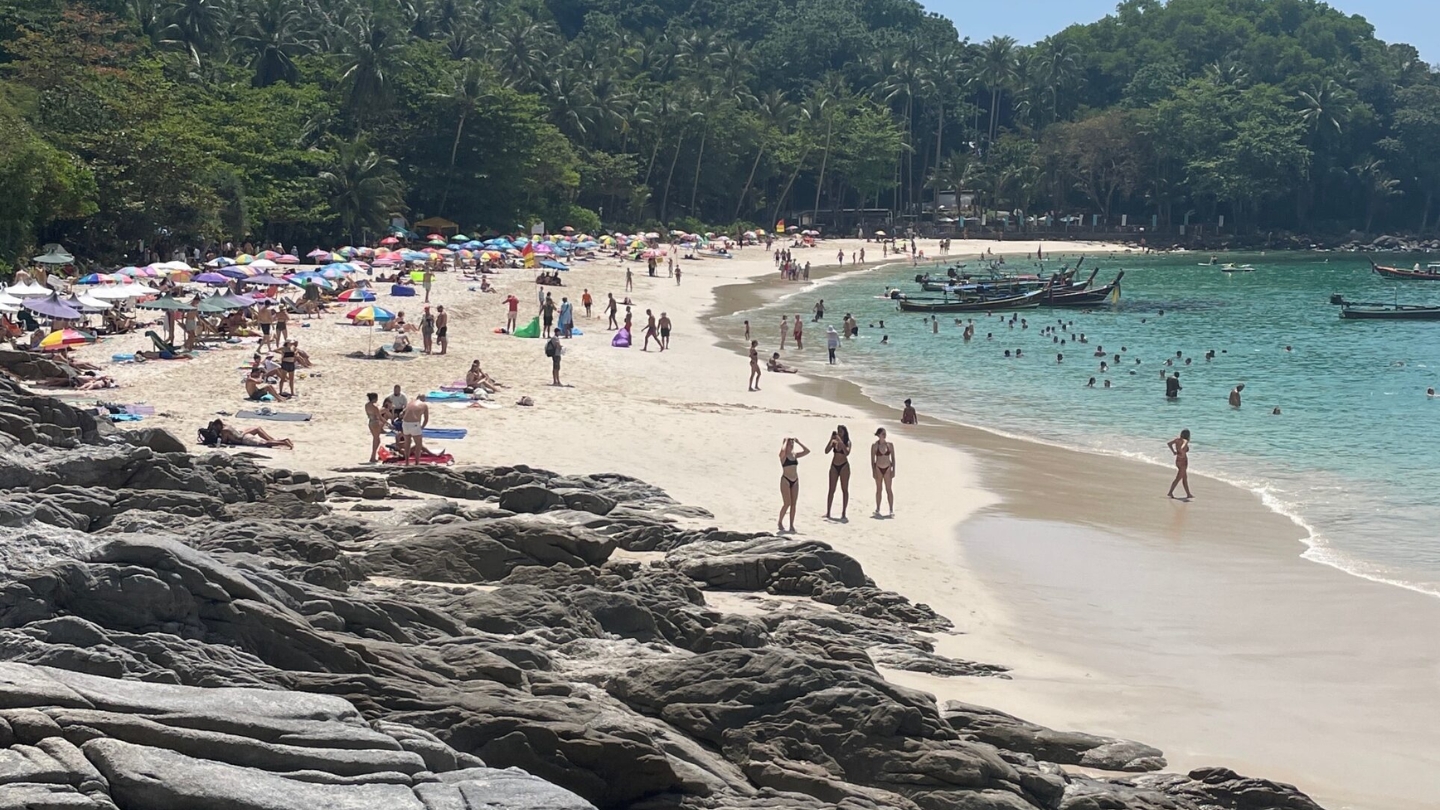 Tutti affollano la spiaggia per godersi il sole e il mare cristallino