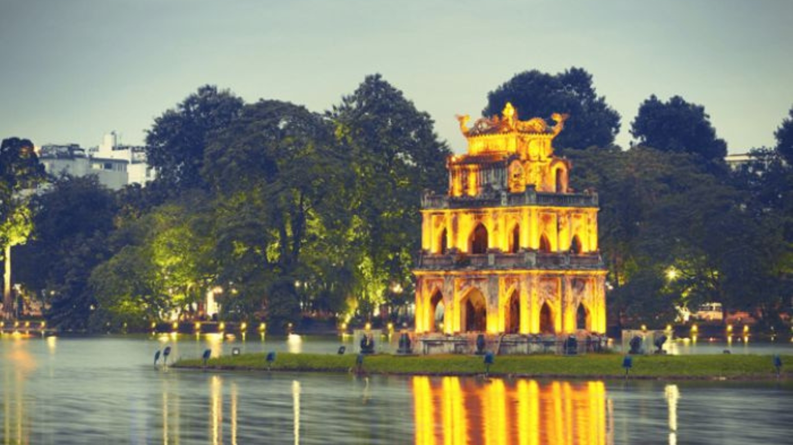 Il lago Hoan Kiem Hanoi