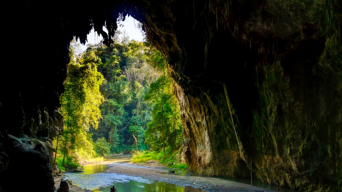 Scoperta delle grotte di Tham Lod in zattera di bambù