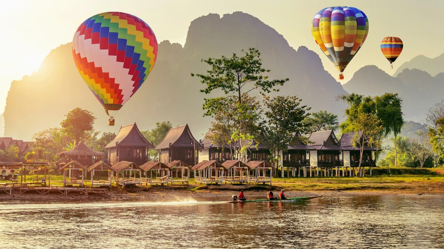 Galleggiare sul fiume Nam Song a Vang Vieng