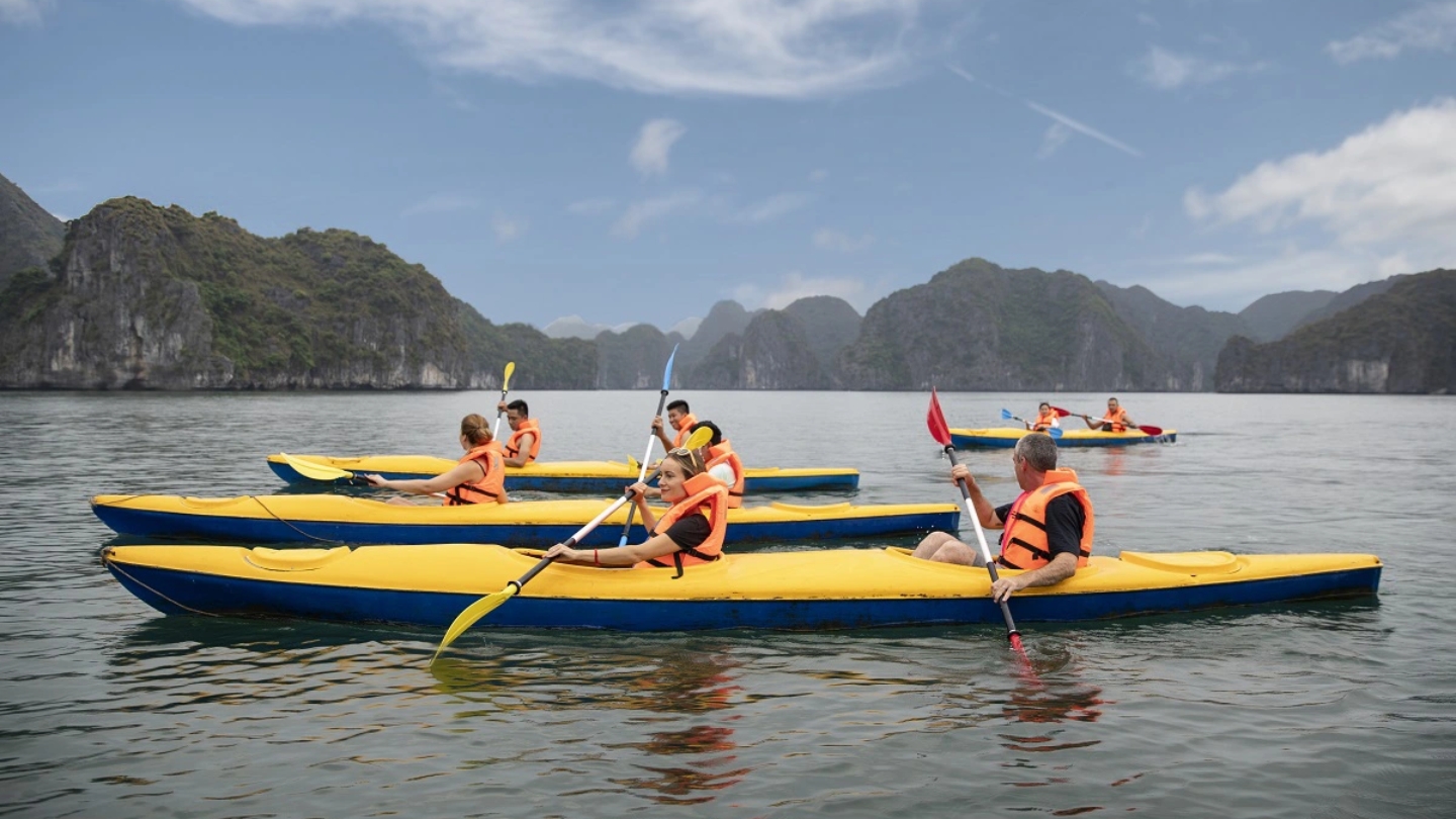 Kayak nella baia di Halong