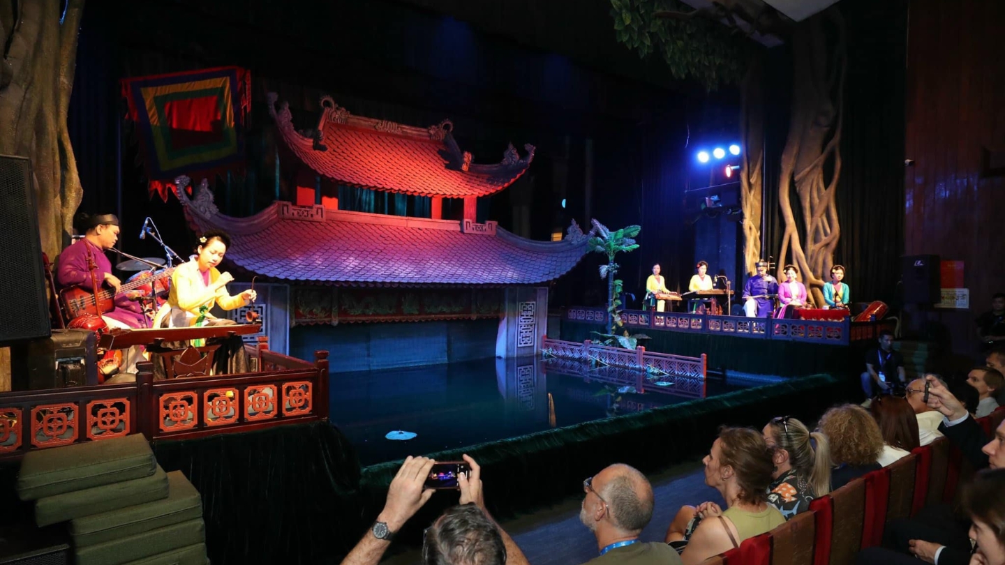 Non dimenticare di assistere allo spettacolo di marionette sull’acqua!