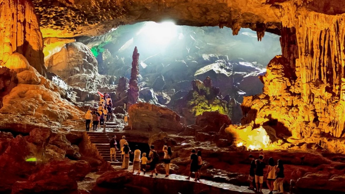 Cosa vedere a Baia di Halong? Grotta della Sorpresa