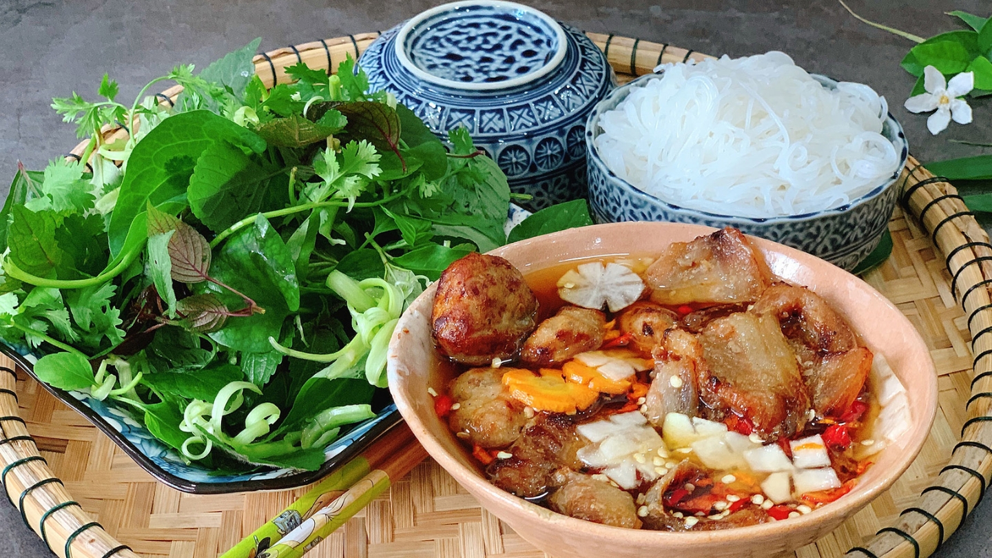 Non dimenticate di assaggiare il piatto tipico di Hanoi, il bun cha ! 