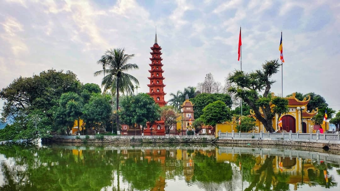 Visita la Pagoda di Tran Quoc durante Hanoi tour di 2 giorni
