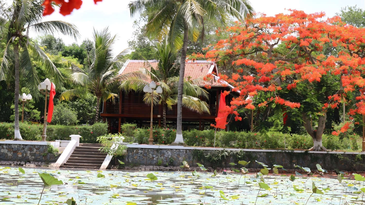 L’area della casa su palafitte e dello stagno dei pesci di Ho Chi Minh