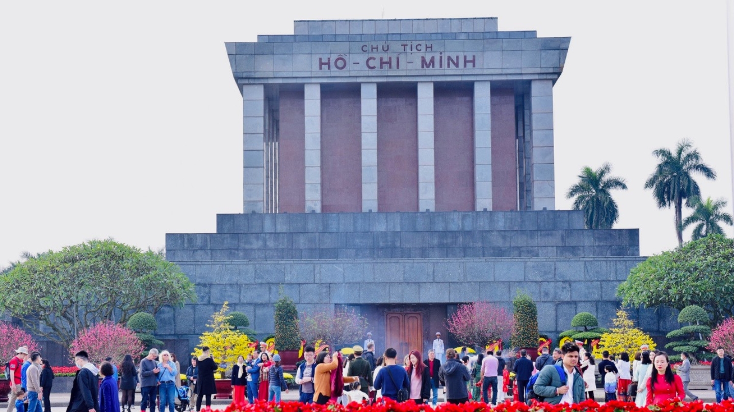 I cittadini e i turisti visitano il Mausoleo di Ho Chi Minh