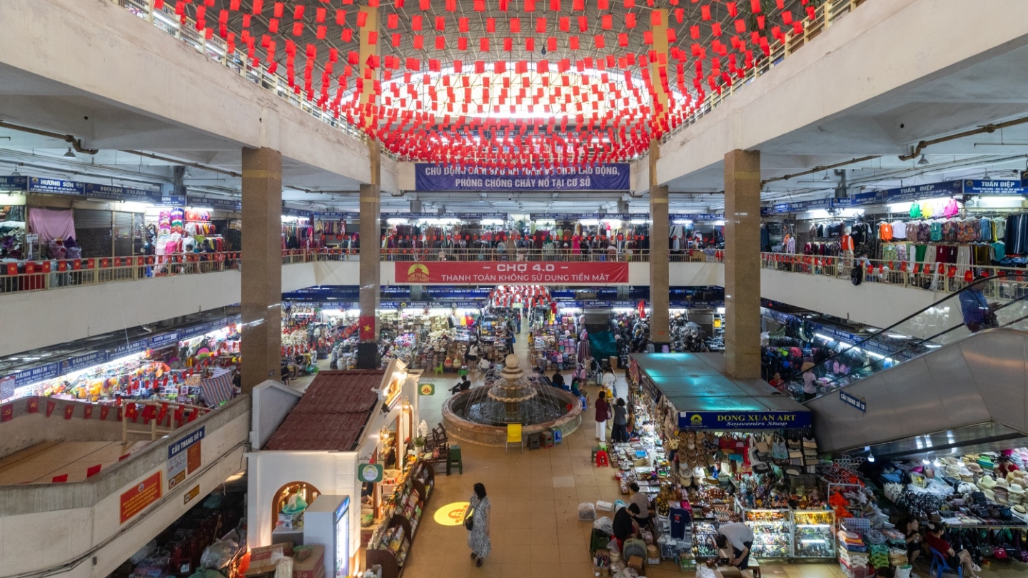 Mercato di Dong Xuan - uno dei mercati generale il pìu grande in Vietnam 