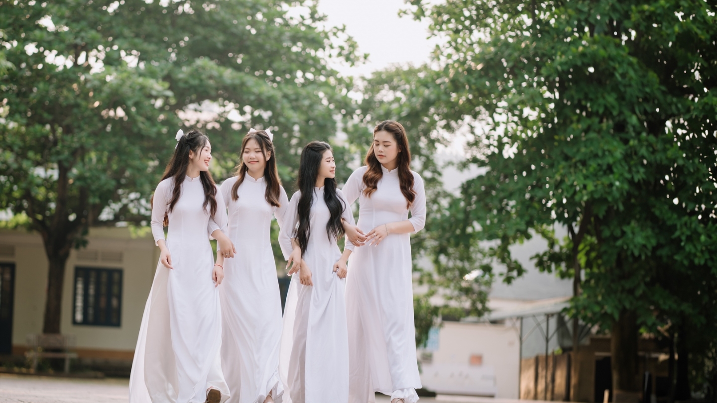L'immagine degli studenti vietnamiti che indossano l'Ao Dai 