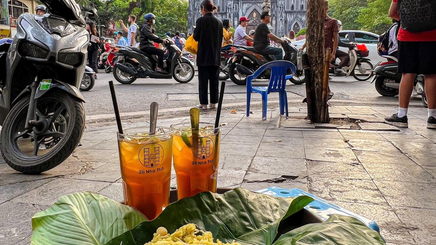 Assaporare il celebre “trà chanh” davanti alla Cattedrale San Giuseppe Hanoi