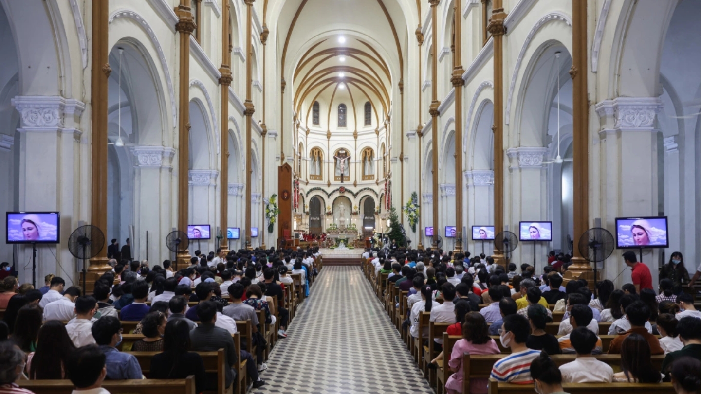 Partecipare alla Santa Messa nella cattedrale Hanoi