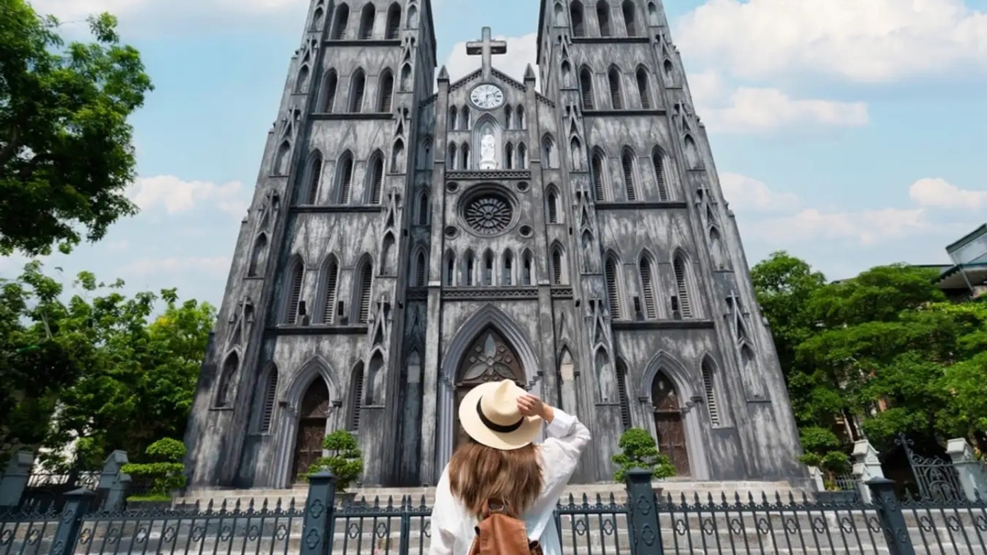 Scattare una foto iconica davanti alla cattedrale Hanoi