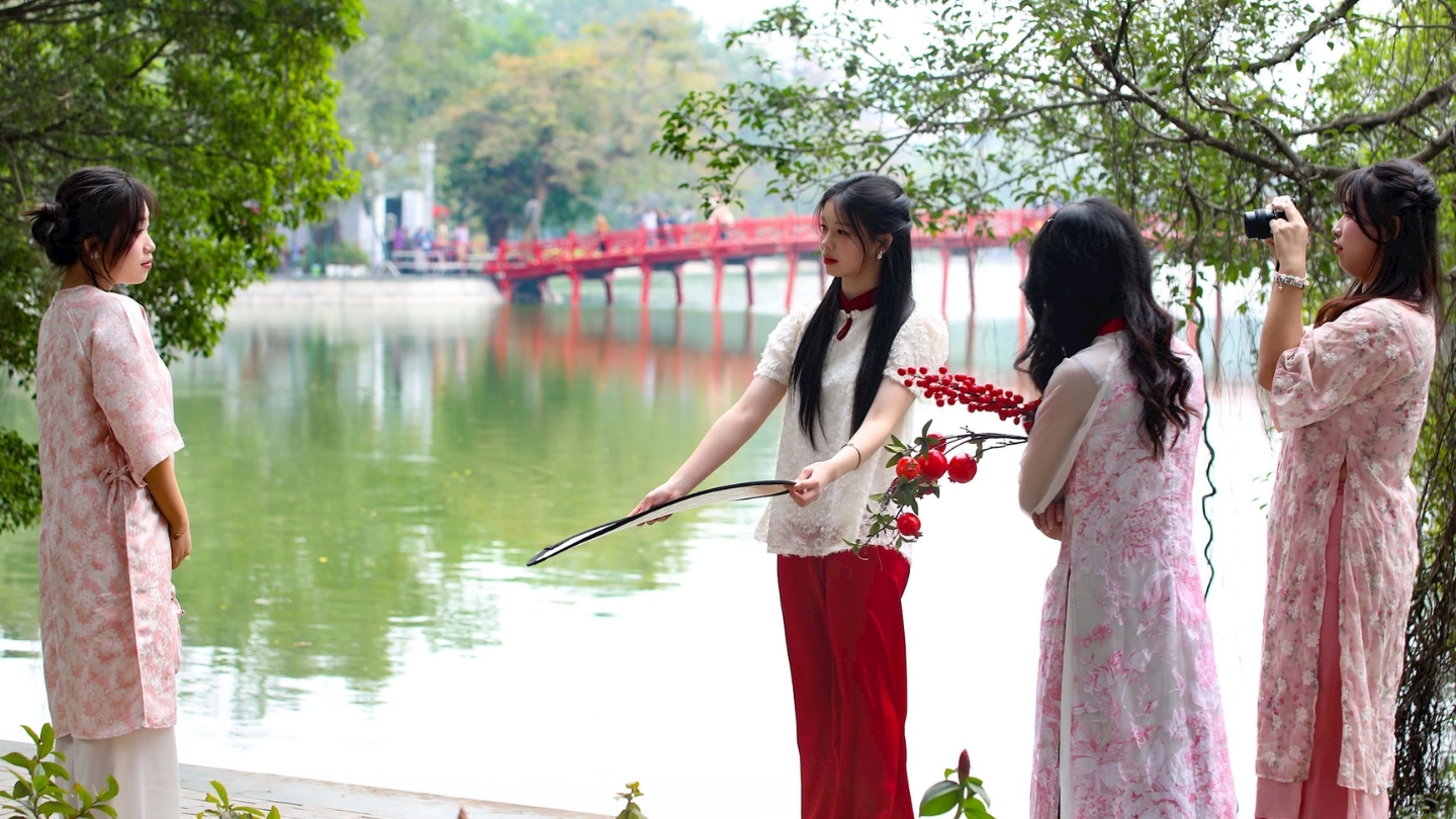 Giovani in ao dai per le foto al Lago Hoan Kiem