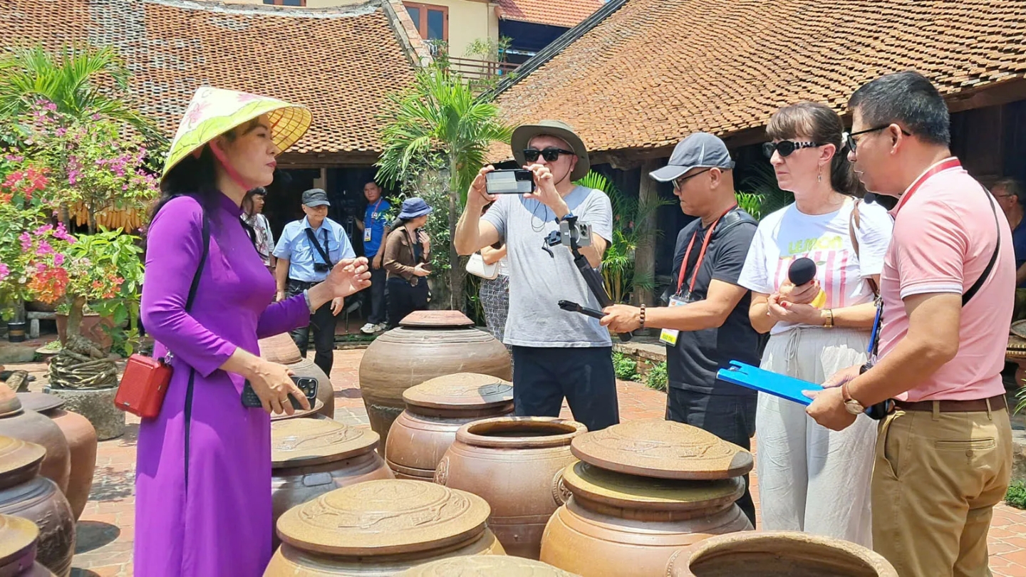 Visitate Duong Lam per scoprire la tradizionale produzione artigianale di salsa di soia